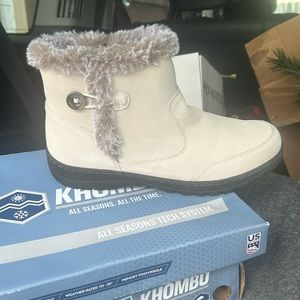 Khombu boots cream IRIS style.  New, never worn